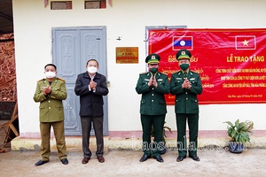 Khánh thành Chốt an ninh bản Muống cho Công an huyện Sốp Bâu (nước CHDCND Lào)