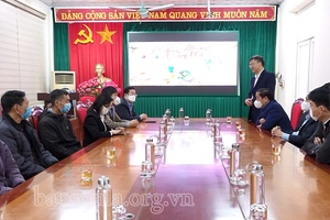 Đồng chí Phó Chủ tịch Hội đồng Dân tộc của Quốc hội thăm, tặng quà tết cho hộ nghèo tại huyện Yên Châu và Mộc Châu