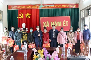 Đảng ủy Khối các cơ quan và doanh nghiệp tỉnh thăm, chúc tết xã Nặm Ét
