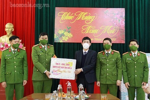 Đồng chí Trưởng ban Dân vận tỉnh ủy thăm, tặng quà một số đơn vị