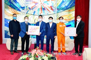 Đồng chí Trưởng ban Tổ chức Tỉnh ủy thăm và chúc tết tại huyện Mường La