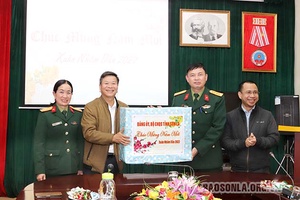 Bộ CHQS tỉnh thăm, chúc Tết Báo Sơn La