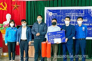 Công ty thủy điện Sơn La tặng quà cho gia đình chính sách và hộ nghèo