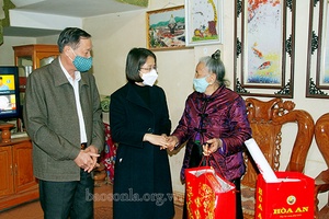 Chăm lo Tết cho người nghèo nơi biên giới