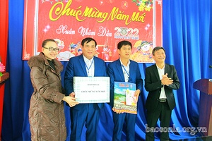 Báo Sơn La thăm, tặng quà xã Bó Sinh