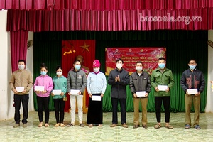 Đồng chí Trưởng ban Dân vận Tỉnh ủy thăm, làm việc và tặng quà tại xã Pắc Ngà