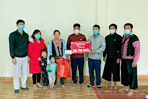 Trao Nhà tình nghĩa cho hộ nghèo xã Sặp Vạt