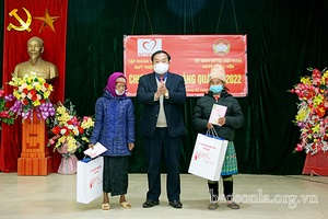 Đồng chí Phó Chủ tịch HĐND tỉnh tặng quà Tết tại huyện Bắc Yên 