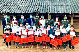 Tặng quà cho 20 học sinh có hoàn cảnh khó khăn