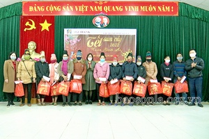 Tặng quà tết cho 50 hộ nghèo xã Thôm Mòn, Chiềng Pấc