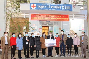 Tặng 154 triệu đồng cho cán bộ, nhân viên 10 trạm y tế trên địa bàn Thành phố