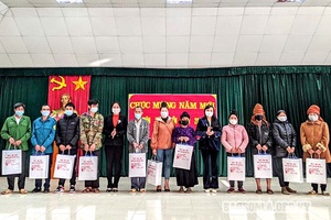 Đồng chí Chủ nhiệm UBKT Tỉnh ủy tặng quà cho hộ nghèo