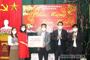 Đồng chí Chủ tịch Ủy ban MTTQ Việt Nam tỉnh chúc tết Trung tâm Bảo trợ xã hội tỉnh