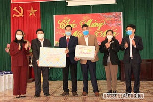 Đồng chí Trưởng ban Tuyên giáo Tỉnh ủy thăm, chúc Tết xã Chiềng La