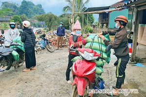 Quỳnh Nhai hỗ trợ gạo cho 621 hộ nghèo