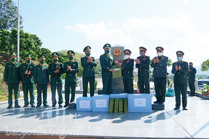 Bộ CHQS và Công an tỉnh Hủa Phăn chúc tết Bộ đội Biên phòng tỉnh Sơn La