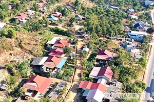 Về bản tái định cư Huổi Khoong