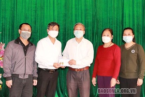 Tặng quà tết tổ dân phố 5, phường Tô Hiệu