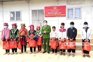 Chương trình “Hơi ấm vùng cao” tại bản Làng Sáng