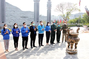 Dâng hương tưởng niệm Chủ tịch Hồ Chí Minh và các Anh hùng liệt sĩ