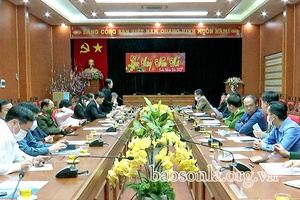 Các đồng chí nguyên lãnh đạo huyện thăm, chúc tết tại huyện Thuận Châu