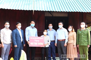 Bàn giao 2 "Nhà tình thương" tại bản Đung