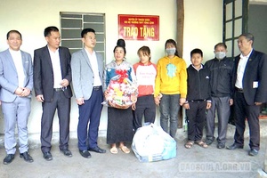 Bàn giao "Nhà tình nghĩa" cho hộ nghèo 