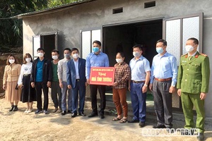 Bàn giao 2 "Nhà tình thương" tại bản Đung