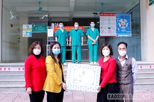 Thăm và tặng quà lực lượng tuyến đầu tham gia chống dịch trong dịp tết 