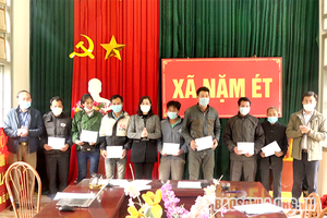 Nghiệm thu và trao kinh phí hỗ trợ xây dựng 29 nhà "Đại đoàn kết" 