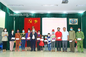 Tặng quà cho 30 người khuyết tật và trẻ mồ côi