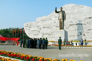 Các đồng chí lãnh đạo tỉnh dâng hương, dâng hoa Đền thờ Vua Lê Thái Tông; Đền thờ Bác Hồ và viếng Nghĩa trang Liệt sĩ Nhà tù Sơn La