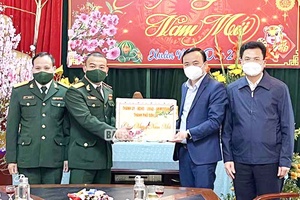 Lãnh đạo Thành phố tặng quà, chúc tết các đơn vị làm nhiệm vụ trực đêm giao thừa