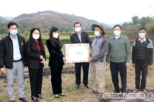 Đồng chí Chủ nhiệm Ủy ban Kiểm tra Tỉnh ủy thăm, tặng quà tại huyện Yên Châu