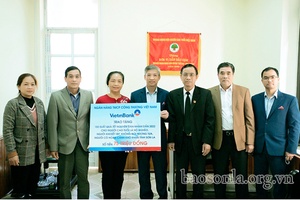 Trao 6.490 suất quà cho người cao tuổi