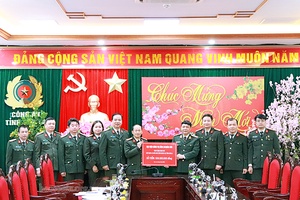 Trao tặng 500 triệu đồng xây dựng nhà tình nghĩa 