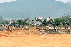 Đẩy nhanh tiến độ thi công sân vận động huyện Sông Mã