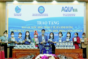 Trao tặng gói an sinh xã hội cho Hội LHPN huyện Thuận Châu