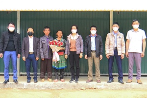 Bàn giao nhà tình thương cho hộ nghèo tại xã Mường Khoa