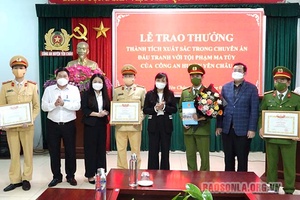 Khen thưởng thành tích xuất sắc trong chuyên án đấu tranh với tội phạm ma túy