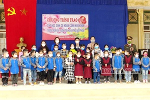 Đoàn Đại biểu Quốc hội tỉnh thăm, tặng quà tại xã Nam Phong