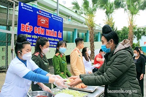 “Bữa cơm nhân ái” ấm lòng người bệnh