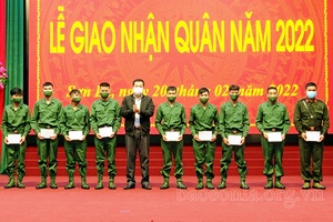 Thuận Châu tặng quà cho công dân nhập ngũ