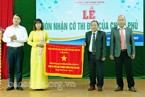 Trường THPT Bình Thuận nhận Cờ thi đua của Chính phủ