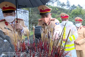 Dâng hương, dâng hoa tại Đài tưởng niệm Liệt sĩ TNXP Ngã ba Cò Nòi