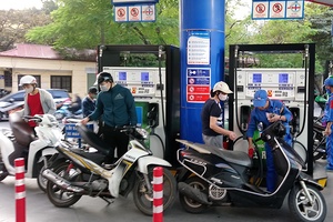 Áp lực tăng giá hàng hóa khi giá xăng dầu “leo thang”