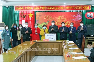 Thường trực Tỉnh ủy thăm, chúc mừng ngành y tế nhân Ngày Thầy thuốc Việt Nam