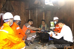 Sốp Cộp đưa điện về các bản vùng đồng bào dân tộc thiểu số