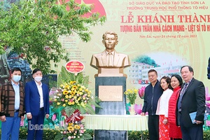 Thân nhân gia đình đồng chí Tô Hiệu thăm Trường THPT Tô Hiệu