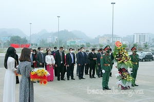Thường trực Tỉnh ủy, HĐND, UBND, Ủy ban MTTQ Việt Nam tỉnh dâng hoa, dâng hương Chủ tịch Hồ Chí Minh; viếng nghĩa trang liệt sỹ Nhà tù Sơn La